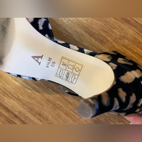 Anthropologie Blue and Gold/Tan Abstract Velvet Heels - Picture 7 of 8